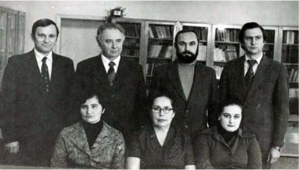 Кафедра всеобщей истории в конце 1970-х гг. Сидят (слева направо): Л.Е.Найборт, В.Н.Пушева, Г.Г.Копытина; стоят (слева направо): П.Г.Лукьянов, Г.Я.Риер, В.Ф.Копытин, Я.Г.Риер.